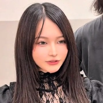 【大変身】アニメキャラをきっかけに女性が素敵にイメチェン！ブラウンベージュ×ロングレイヤーのかわいすぎる姿に反響