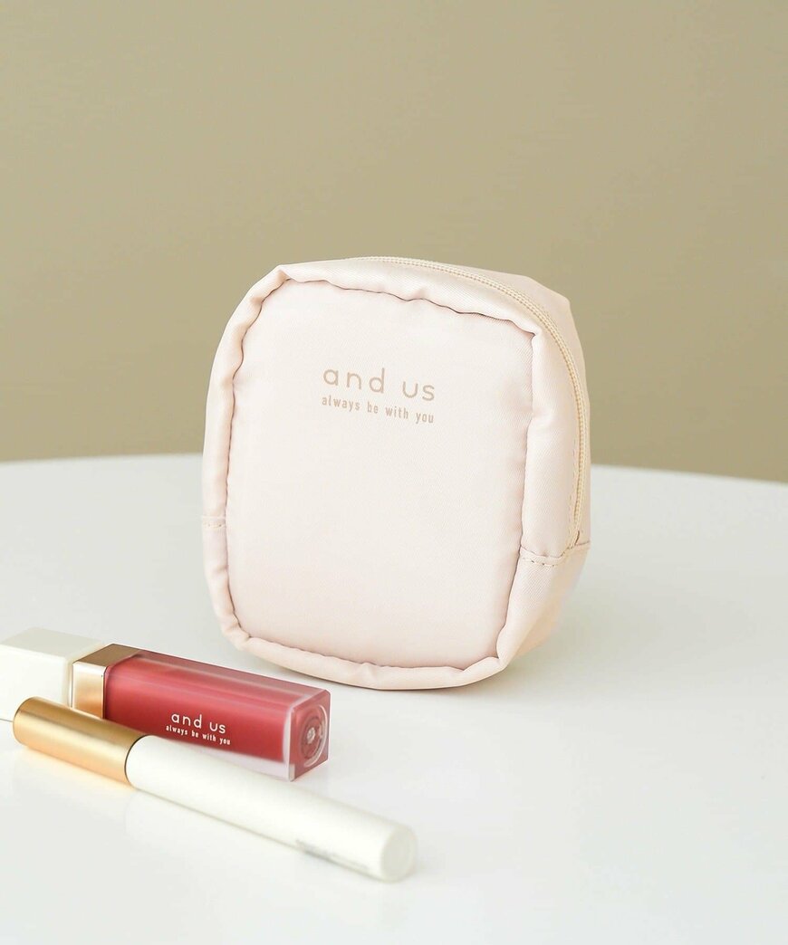 出所：3COINS公式　ミニコスメポーチ／and us