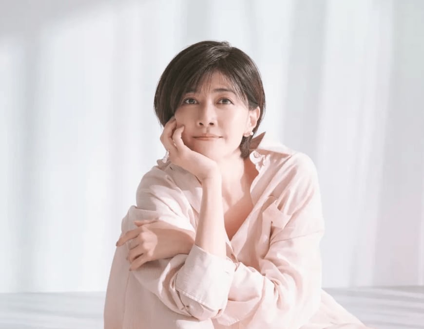 奇跡の50歳「内田有紀」が眩しすぎる！2パターンの極上スマイルで『美的GRAND』表紙に降臨。寺西拓人との年の差ラブストーリーを語る