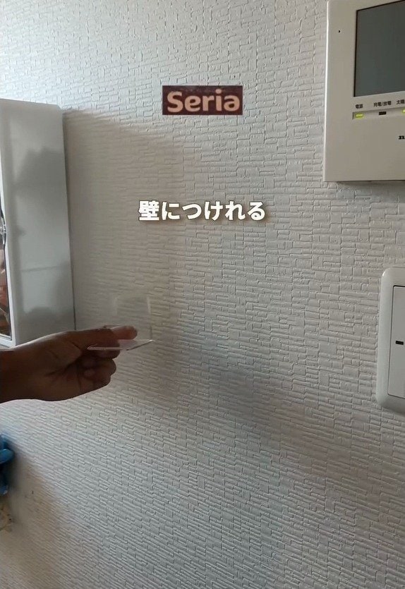 【100均DIYでハロウィンインテリア】セリアのウォールラックボックスが「不気味に光るディスプレイ」に変身！LEDキャンドルで演出