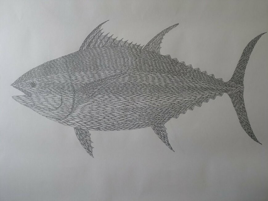 イワシの群れで大きなクロマグロを描いたアート作品　魚の目にこだわった仕上がりに「バケモンだ」
