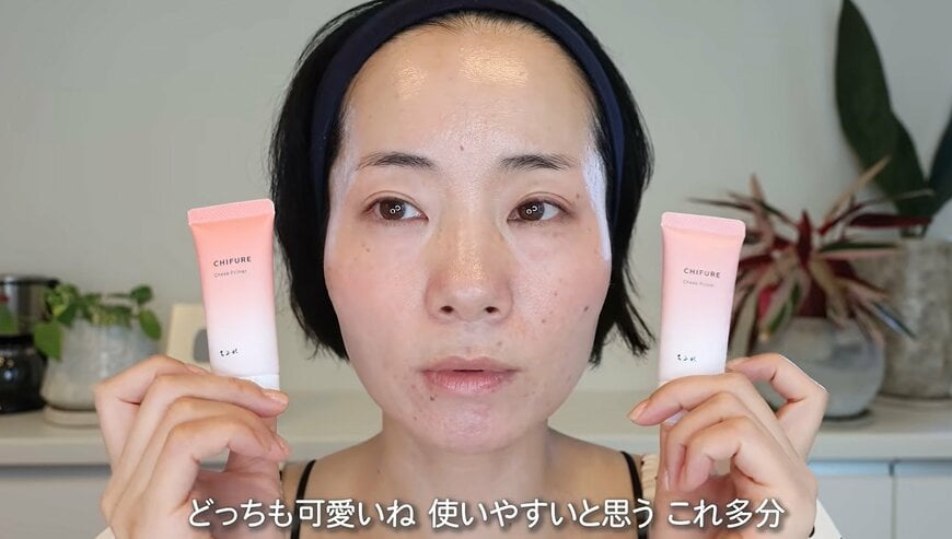 両頬にチークプライマーを塗ったところ