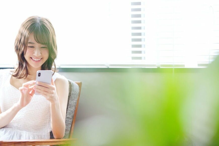 スマートフォンを操作している女性