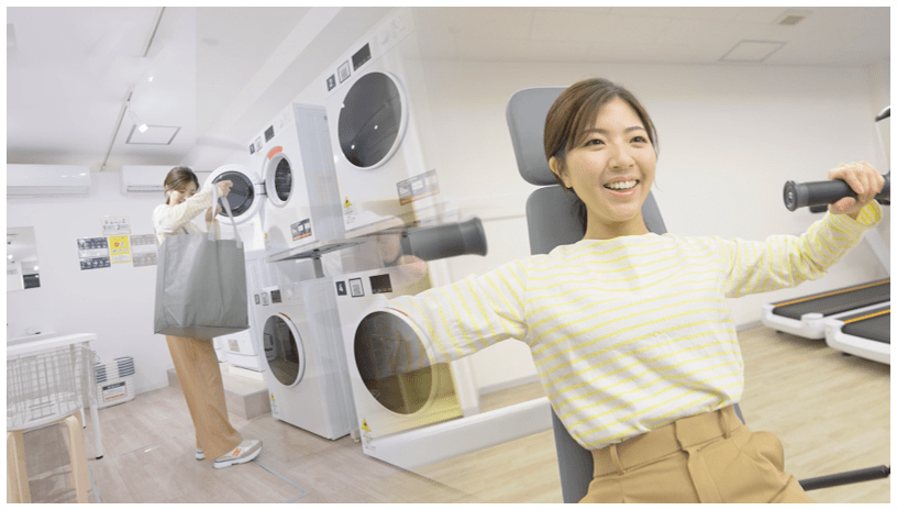 洗濯しながらトレーニングしている人の写真