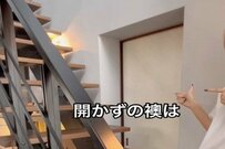 リビングにある「開かずの扉」を隠す　アンティーク鉄扉風のおしゃれなスライドドアをDIY「映画みたいな空間」に…