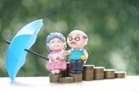 8月15日は年金支給日！みんなは月額いくらの「年金」をもらってる？【一覧表】60歳～90歳以上《国民年金・厚生年金》