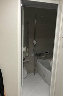 風呂場の鏡をよく見ると「ガン見」していた保護猫 迫力を感じる表情が面白かわいい