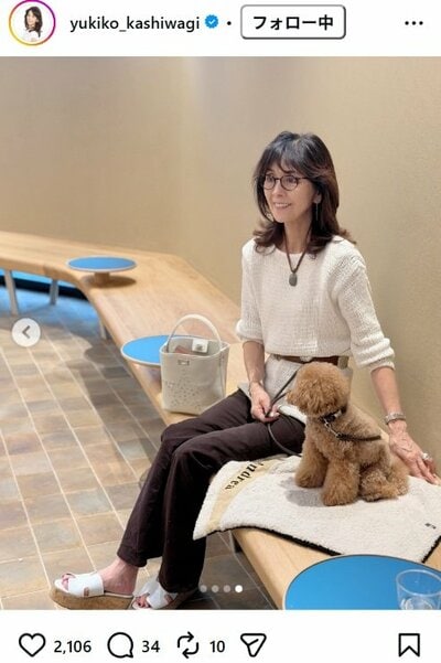 柏木由紀子のInstagram投稿（ベンチでのくつろぎショット別カット2）