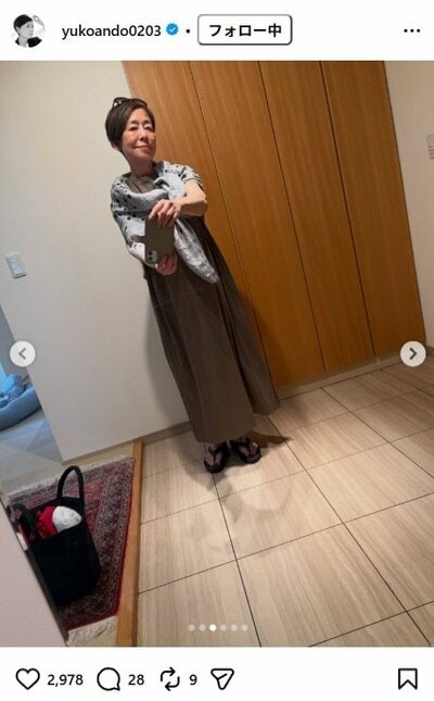 安藤優子のInstagram投稿(スカーフ姿で玄関に立つ様子)