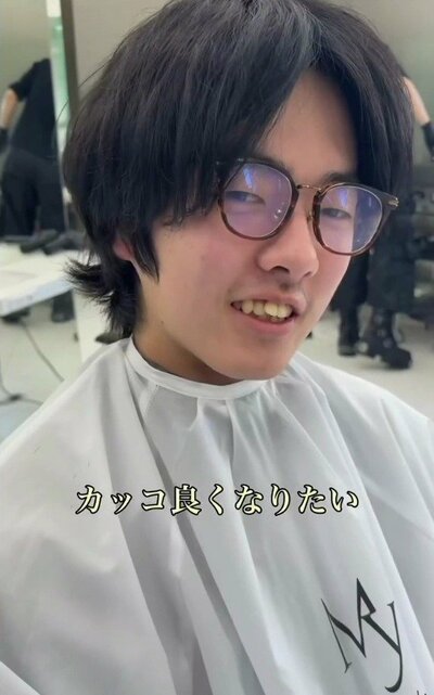前髪が目にかかる、毛量のあるミディアムの来店時の様子