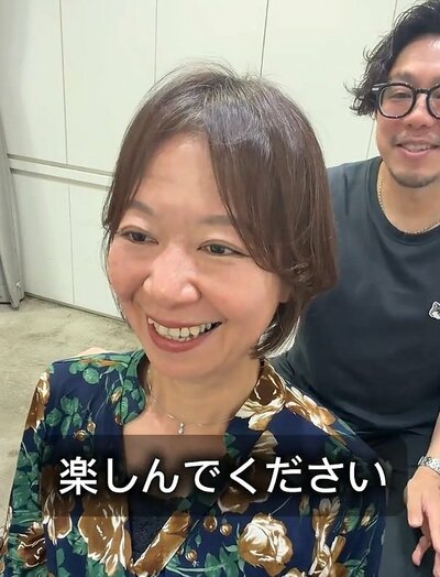 仕上がりを見て笑顔を見せる女性