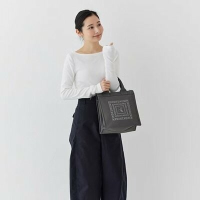 夏のランチバッグにぴったりな「紀ノ国屋　スクエア保冷バッグ」（2860円）