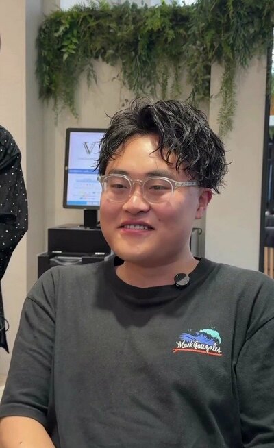 パーマでボリューム感を出した、丸みのあるショートスタイルの仕上がり