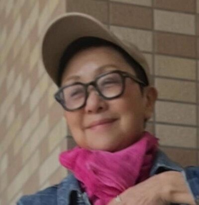 【64歳マダム】しまむらの「ヒョウ柄ロングスカート」で華やかな大人カジュアルコーデ　鮮やかなピンクの差し色がおしゃれ