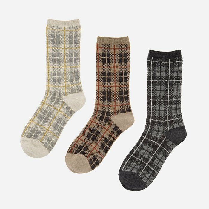 ジャガード機で編んだオシャレなチェック柄で、秋冬のコーディネートのアクセントにもなりますね