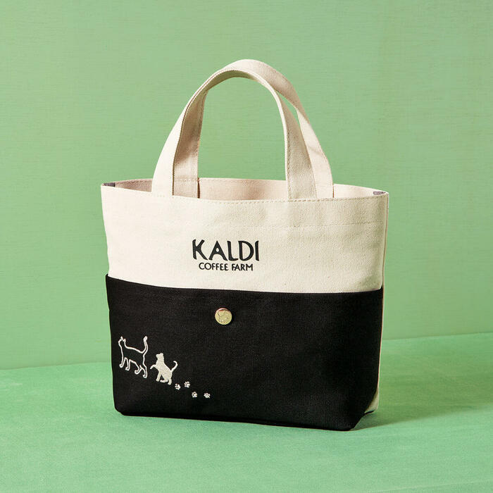 キャンバス素材でワンポイントのネコがデザインされたトートバッグ