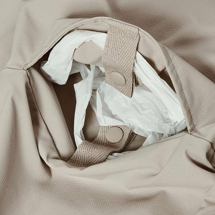 ポケットの中にはゴミ袋をセットできる専用のボタンが