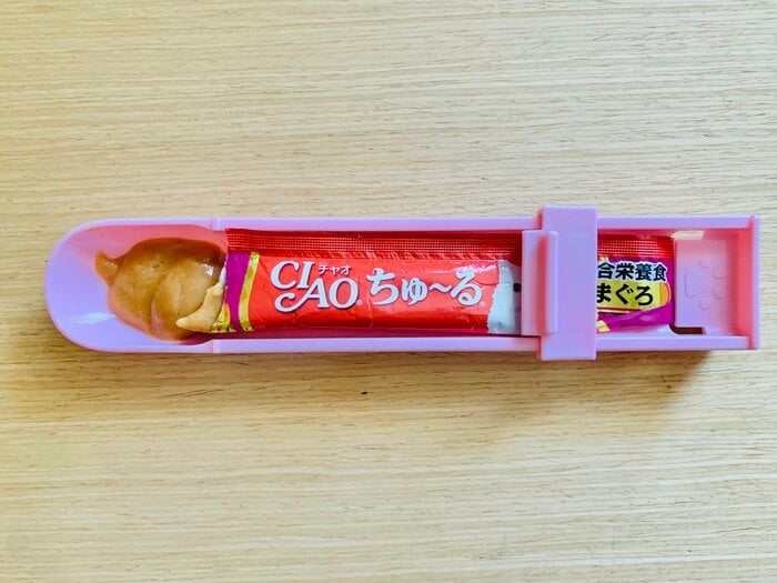 スライダーを動かしながら液状おやつをスプーンの上に出します