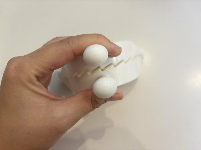 ハンドルを持ち半分に折りたたみ、具を挟み込む