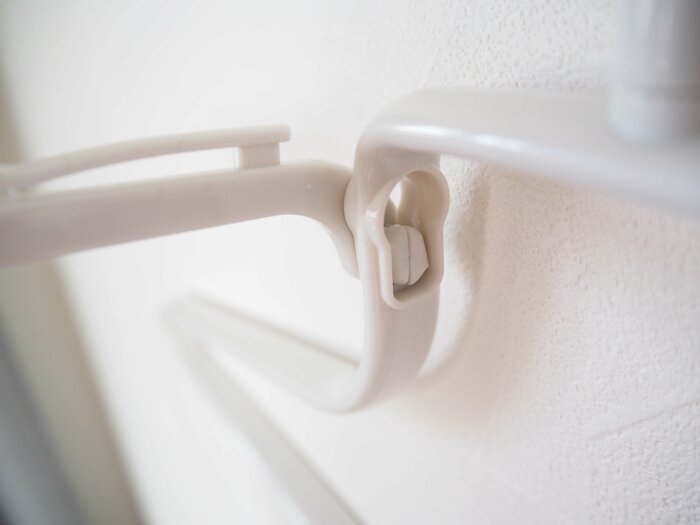 次に、接続部分を下に押し込み固定します