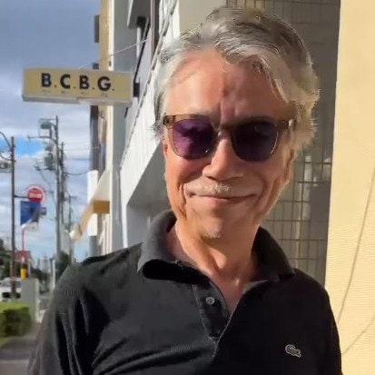 【73歳イケオジ】ラコステの黒ポロTが主役の「シンプルコーデ」明るい色合いのパンツを合わせた大人の着こなし