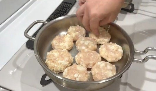 【家族弁当】手作り「はんぺんつくね」がふっくら焼けた！定番おかずがギュッと詰まったお弁当が豪華でおいしそう