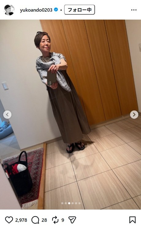 安藤優子のInstagram投稿（スカーフ姿で玄関に立つ様子）