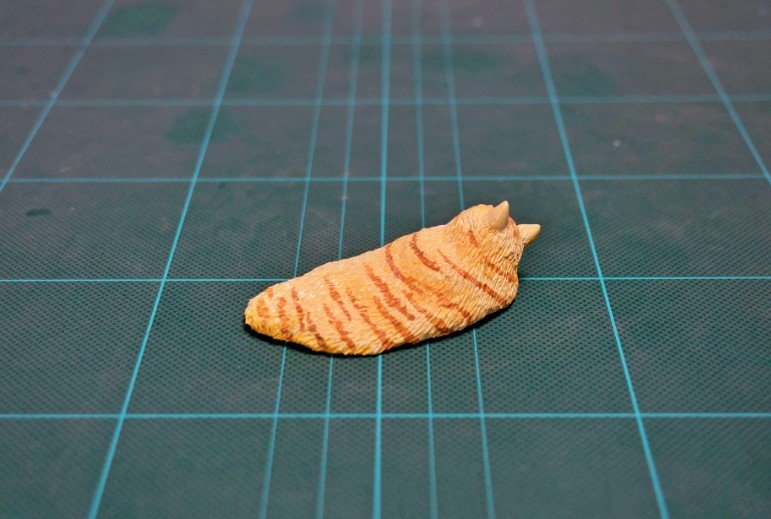 こちらはもとになる写真はありませんが、暑いときの猫は確かにこんな感じになります。