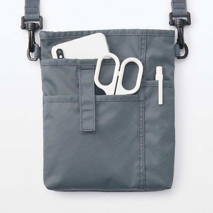 出所：無印良品 ネットストア 撥水 ペン差し付きショルダーバッグ