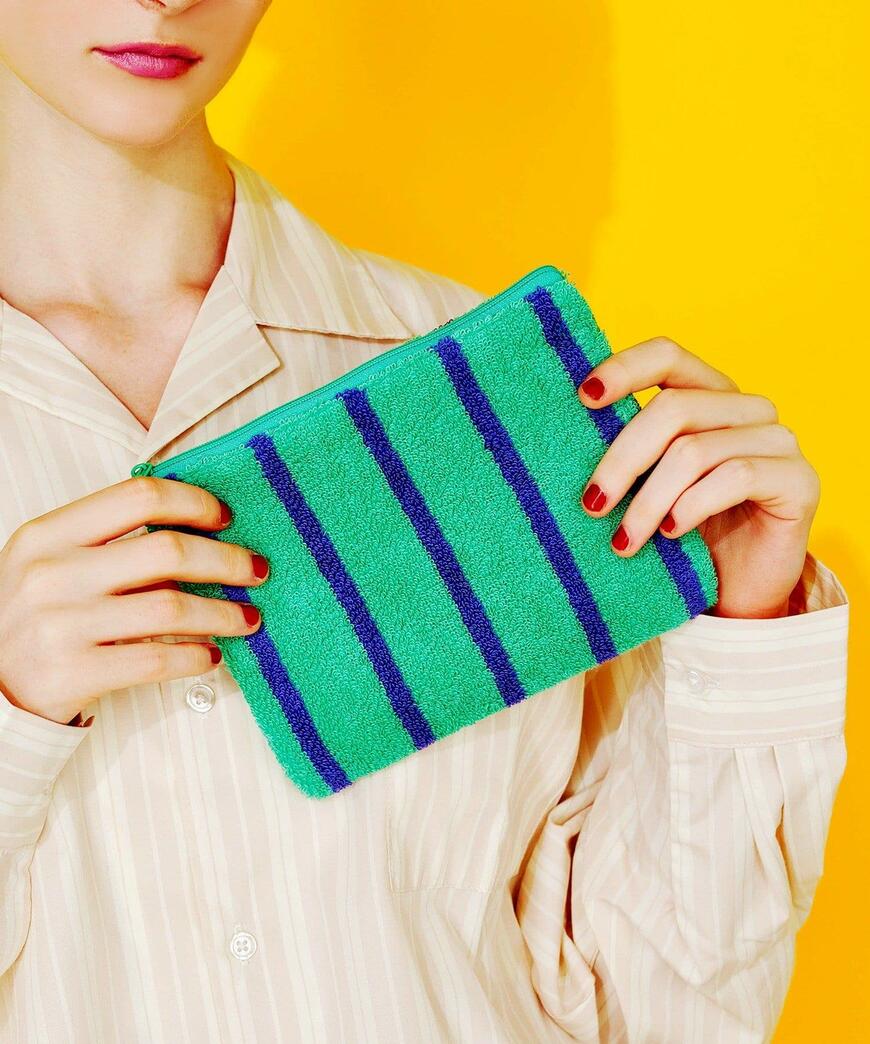 出所：パルグループ公式ファッション通販サイト 3COINS フラットポーチ