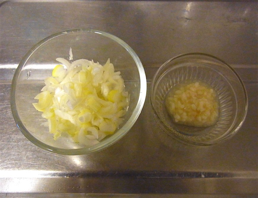 ネギと塩麹、これだけ！　※画像はレシピの半分の量です。