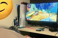 ゲーム中のモニターから感じる「謎の視線」　かわいすぎる正体に約2万いいね