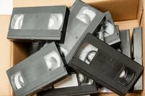 ハードオフの「VHSコーナー」　昔の「レンタルビデオ店」を彷彿とさせる光景に反響