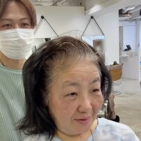 「丸顔にも合う髪型に」と希望した女性　可愛い“小顔シルエット”に変身！「若返ってます！」の声が殺到
