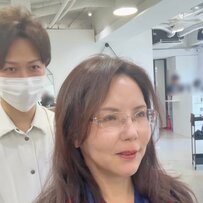 「疲れて見える」悩めるロングの女性が大胆カット！別人級ショートボブに「魔法みたい」の声