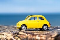 【2024年最新版】燃費がいい車ランキングTOP3《軽自動車》スズキが上位を独占！