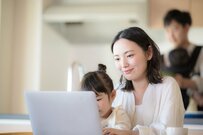 出生数「70万人割れ」へ【共働き】子ども「1人の世帯」と「2人の世帯」平均的な年収・貯蓄・負債はいくらか 