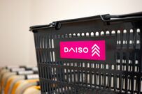 ダイソーの「ビニールテープ」で編んだカバン　ハイセンスな仕上がりに「その手があったか」