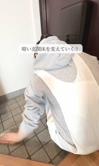 レトロな玄関がスタイリッシュに！築35年中古アパートの「暗い玄関」が…クッションフロアを敷くだけリフォームで大変身！