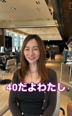 40歳の女性が「ハッシュカットて流行ってる？」と相談し、カットでレイヤーのある前髪付きハッシュスタイルにスタイルチェンジ
