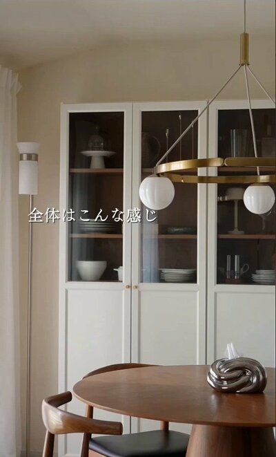 食器が並ぶダイニング棚