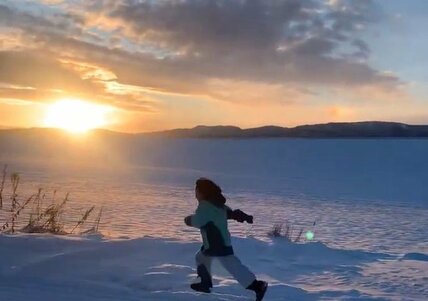 冬の北海道美瑛町に広がる「一面の雪景色」　子どもと歩く帰り道が映画のワンシーンのようだと話題に