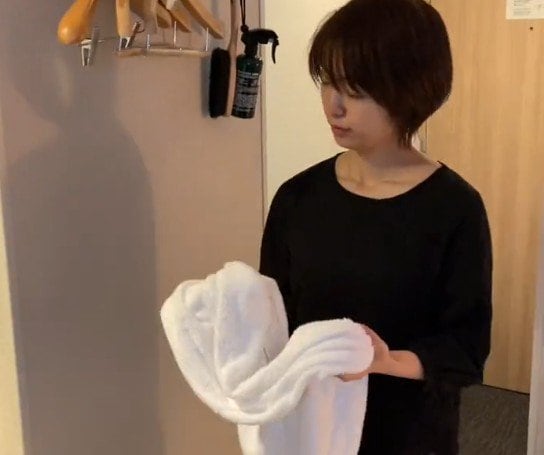 ホテルでシャワーを浴びた後に迷いがち？使用済みタオルの置き場所に「参考になる」「椅子に掛けてた」