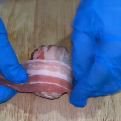 妻が夫に作る「肉巻きおにぎり弁当」。焼肉のタレを使用し、巻いて焼くだけの俵型おにぎりとカラフルな副菜を配置する実践的なお弁当術