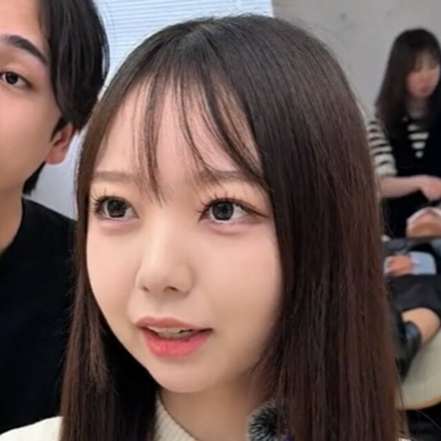 5年ぶりにロングヘアをばっさりカットして『巻いても可愛いボブ』へ。印象チェンジのビフォーアフターに注目