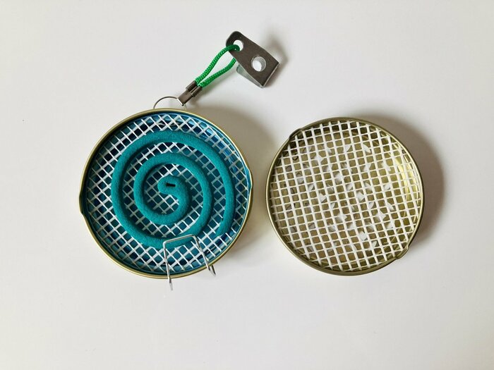 蚊取り線香ケースに入った虫除け線香