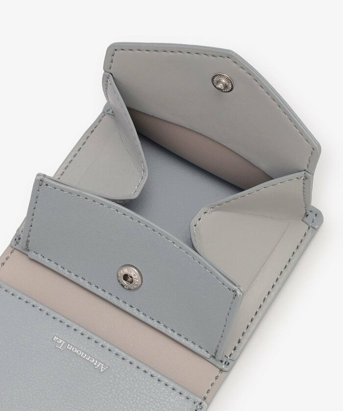 手のひらに収まるサイズ感（縦8.3cm、横9.5cm）