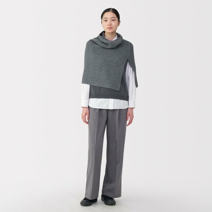 首だけでなく肩までをすっぽりと覆ってくれるポンチョ型です