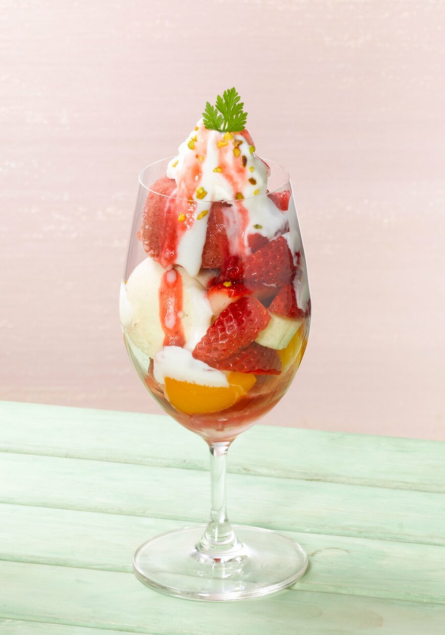 出所：ロイヤルホールディングス株式会社「人気の苺デザートにピスタチオを添えた、彩り豊かなパフェが登場！『苺～Sweet Strawberry 2nd season～』～2024年3月13日（水）より全国のロイヤルホストで販売開始～」