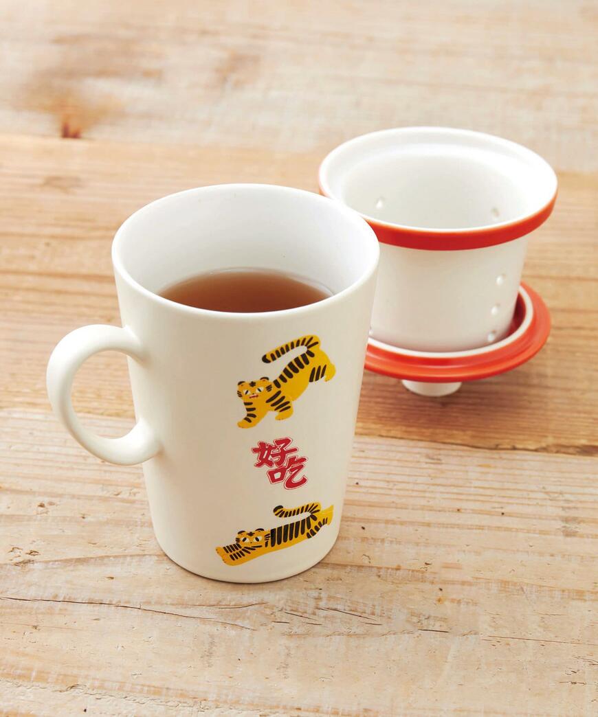 台湾に旅行したような気分を味わえるカワイイイラスト入りです／出所：パルグループ公式ファッション通販サイト 3COINS 茶こし付きマグ／台湾さんぽ